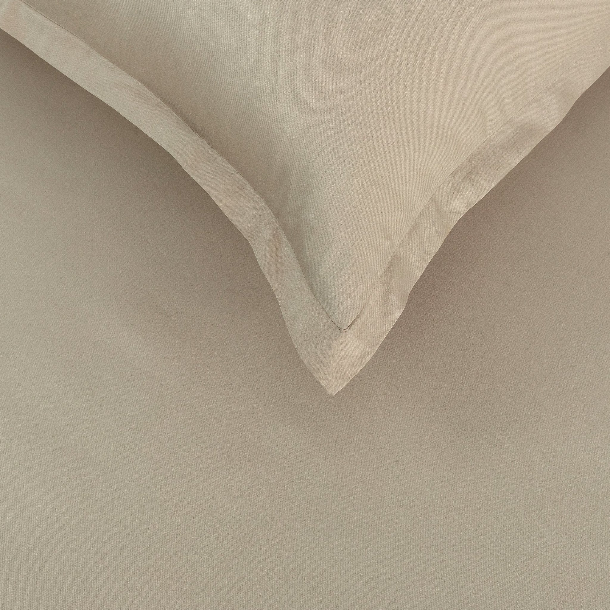 Close-up of Verona estate beige Oxford pillowcase border