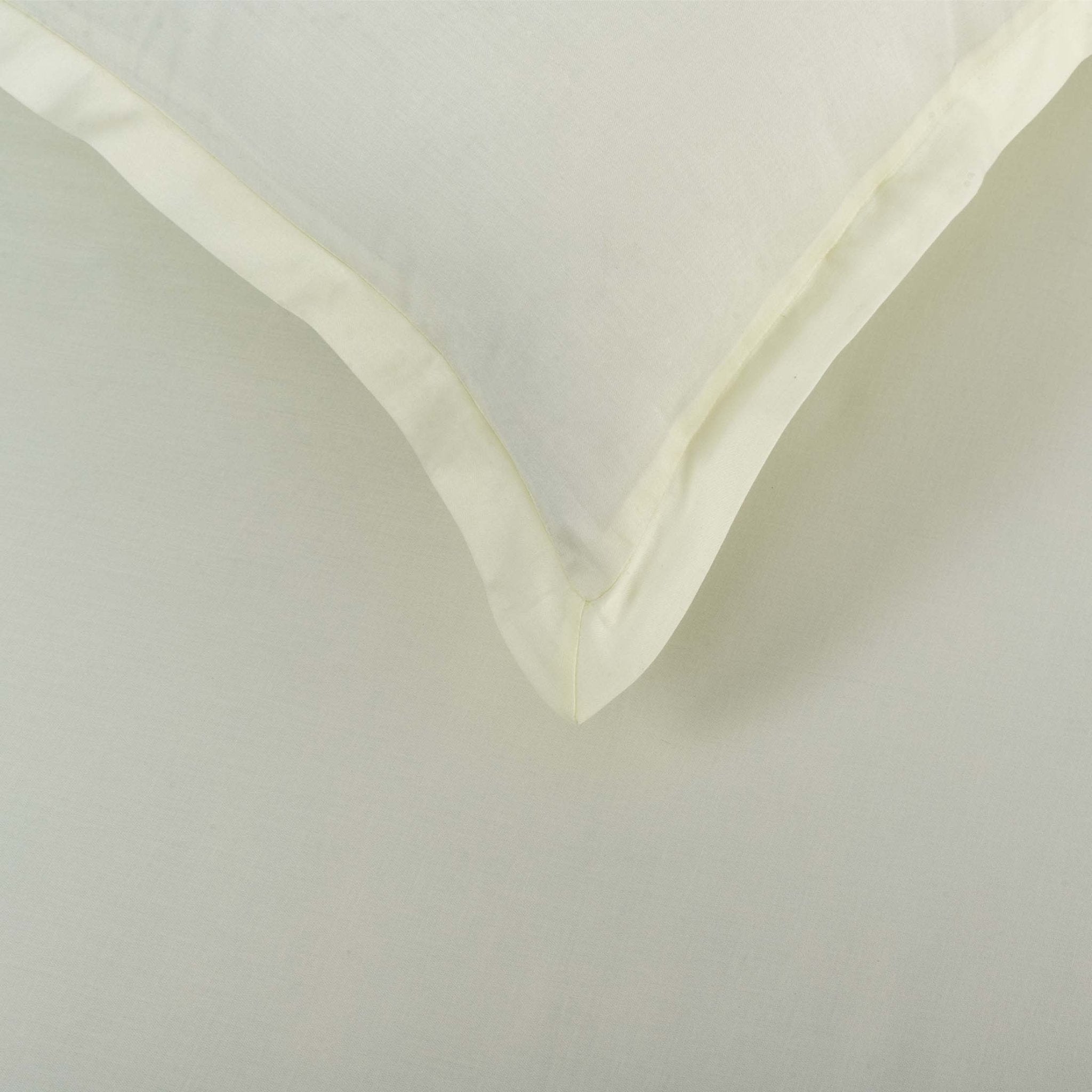 Close-up of Verona ivory mist Oxford pillowcase border