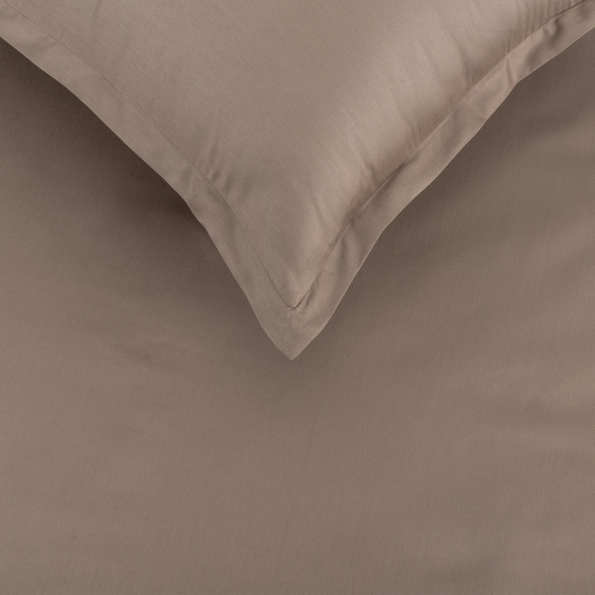 Close-up of Verona warm taupe Oxford pillowcase border